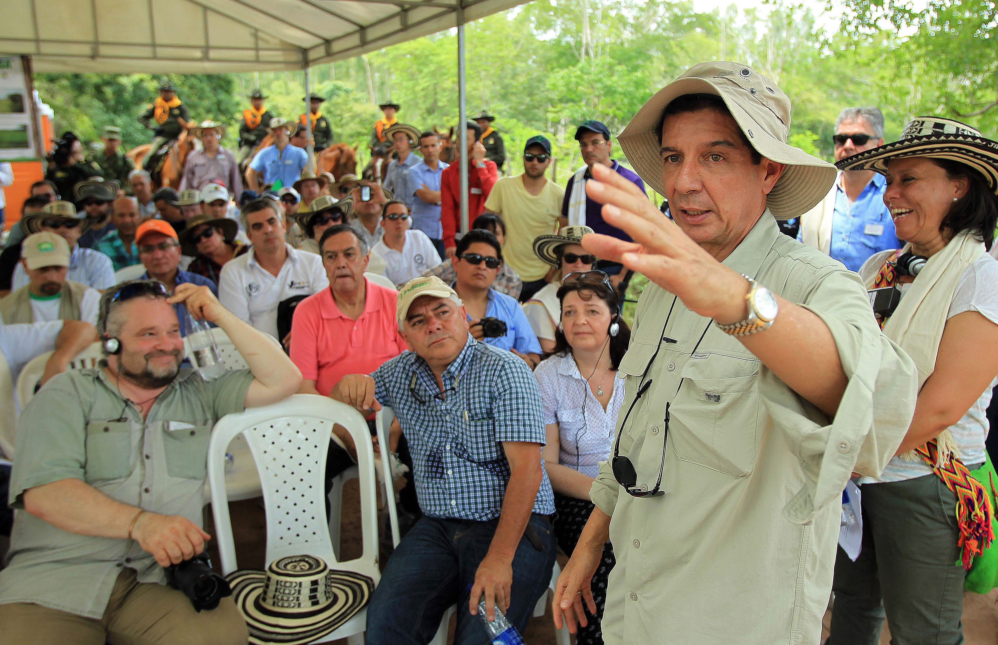 AME4578. CODAZZI (COLOMBIA), 19/11/2022.- Fotografía archivo fechada el 16 de junio de 2015, del presidente de la Federación Colombiana de Ganaderos (Fedegan), José Félix Lafaurie, en la finca "La Luisa", próxima a la población de Codazzi (Colombia). Hace apenas medio año el barón ganadero José Félix Lafaurie consideraba que negociar con el Ejército de Liberación Nacional (ELN) era "entregar a esos narcoterroristas otro retazo de democracia", pero en un giro inesperado, esta semana aceptó la invitación del Gobierno para integrar la delegación que a partir del lunes retomará los diálogos con esa guerrilla en Caracas. Aunque no es un político al uso, José Félix Lafaurie, un costeño de Santa Marta, de 64 años, que fue viceministro de Agricultura por tres meses en 1991, representa al ala más dura de la derecha colombiana y está casado con una de las principales líderes de la oposición, la senadora uribista María Fernanda Cabal. EFE/ Mauricio Dueñas Castañeda ARCHIVO