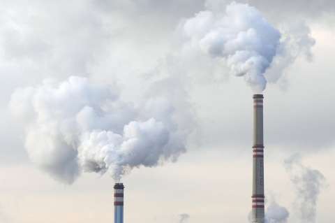 80 economistas llaman a dejar de invertir en energías fósiles