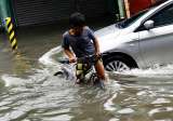 Matrimonio en medio de inundaciones por el tifón Doksuri en Filipinas