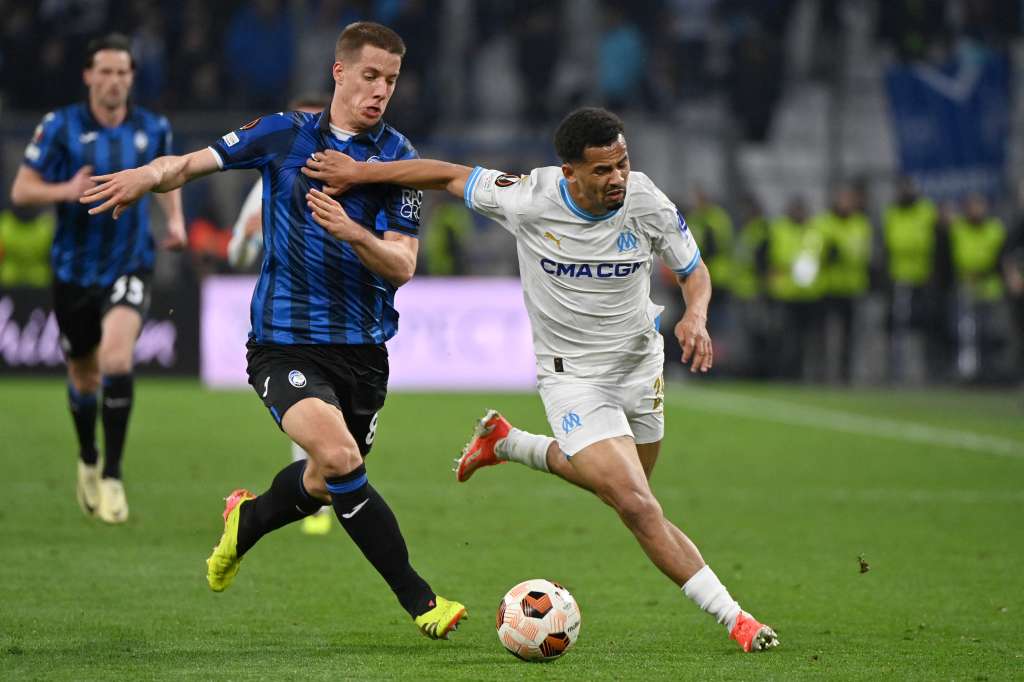 Atalanta's Croatian midfielder #08 Mario Pasalic (C) and Marseille' French Senegalese midfielder #29 Iliman Ndiaye (R) fight for the ball during the UEFA Europa League semi-final first leg football match between Olympique de Marseille (OM) and Atalanta at the Stade Velodrome in Marseille, southern France, on May 2, 2024. (Photo by Sylvain THOMAS / AFP)