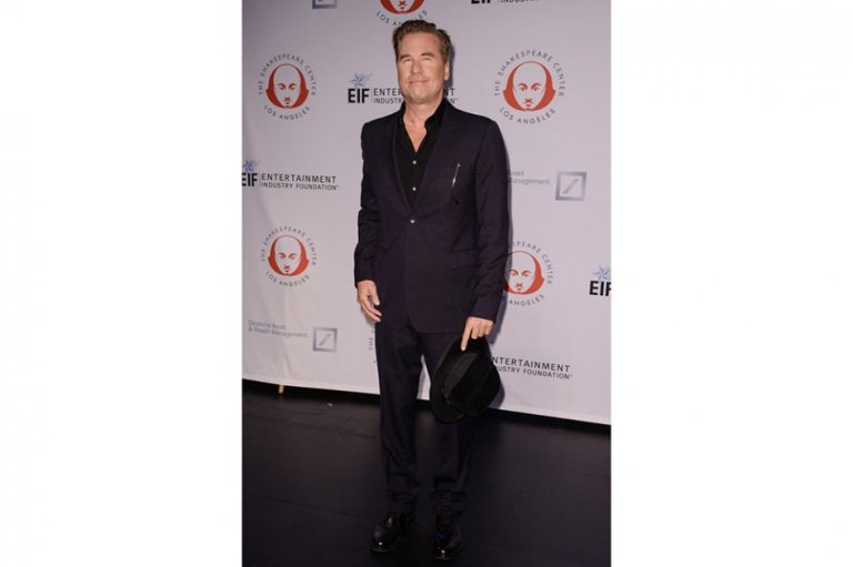 Val Kilmer niega tener cáncer de garganta, desmiente a Michael Douglas