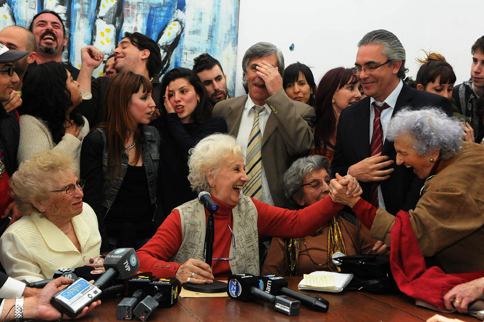Tras 36 años de búsqueda y con 83 años de vida, Estela de Carlotto, junto a otras Abuelas de Plaza de Mayo, celebra la aparición de su nieto. /EFE