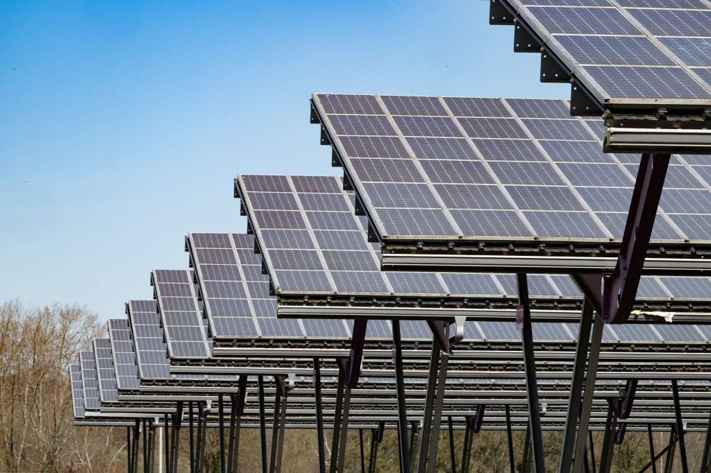 BORDEAUX (France), 18/03/2025.- Solar panels are installed at the photovoltaic power plant in Bordeaux Lac, in Bordeaux, southwestern France, 18 March 2025. France's largest urban solar farm covers 20 hectares of the Bordeaux Exhibition Center parking lot and includes 60,000 solar panels on 7,000 parking spaces. Producing 13,000 MWh annually, it powers the equivalent of 5,000 homes or six months of public lighting in Bordeaux. The municipality, led by mayor Pierre Hurmic of The Green Party, plans to install 60,000 square meters of photovoltaic panels on the roofs of public buildings by 2026. (Francia, Burdeos) EFE/EPA/CAROLINE BLUMBERG