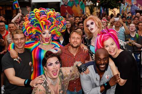 Elenco de "Sense8″ en el Desfile del Orgullo Gay de Canadá