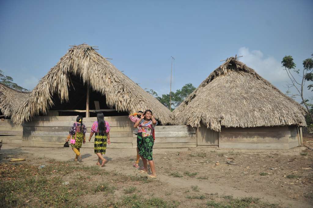 Mujeres indígenas del Urabá antioqueño que se dedican a la elaboración de las Molas (artesanías típicas de su cultura).