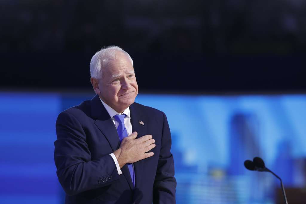 Chicago (United States), 22/08/2024.- Democratic Vice Presidential nominee Tim Walz reacts to the audience during the third night of the Democratic National Convention (DNC) at the United Center in Chicago, Illinois, USA, 21 August 2024. The 2024 Democratic National Convention is being held from 19 to 22 August 2024, during which delegates of the United States' Democratic Party will vote on the party's platform and ceremonially vote for the party's nominee for president, Vice President Kamala Harris, and for vice president, Governor Tim Walz of Minnesota, for the upcoming presidential election. (Estados Unidos) EFE/EPA/CAROLINE BREHMAN