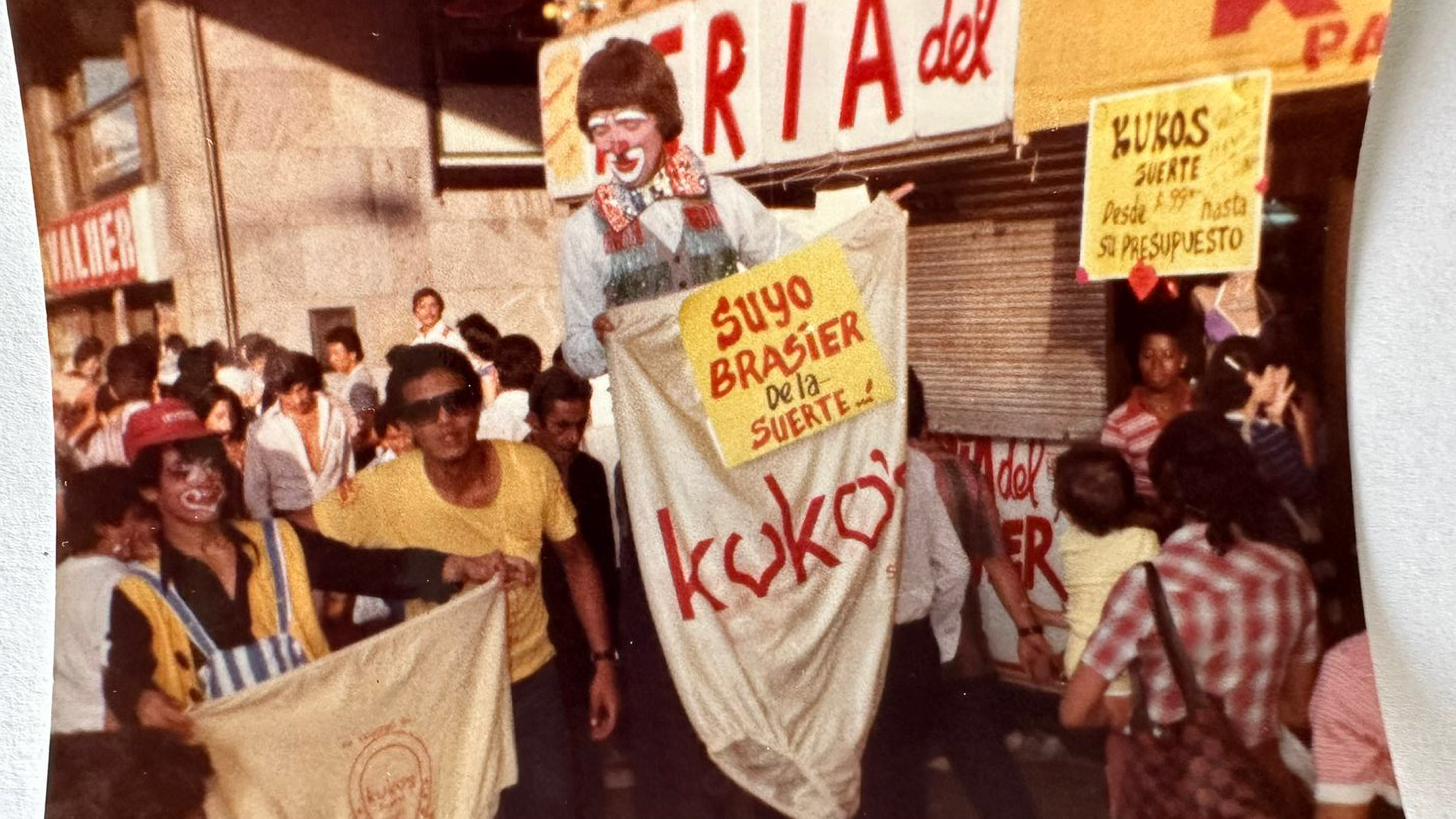 Los payasos en zancos fueron importantes en la difusión de la marca. / Archivo particular