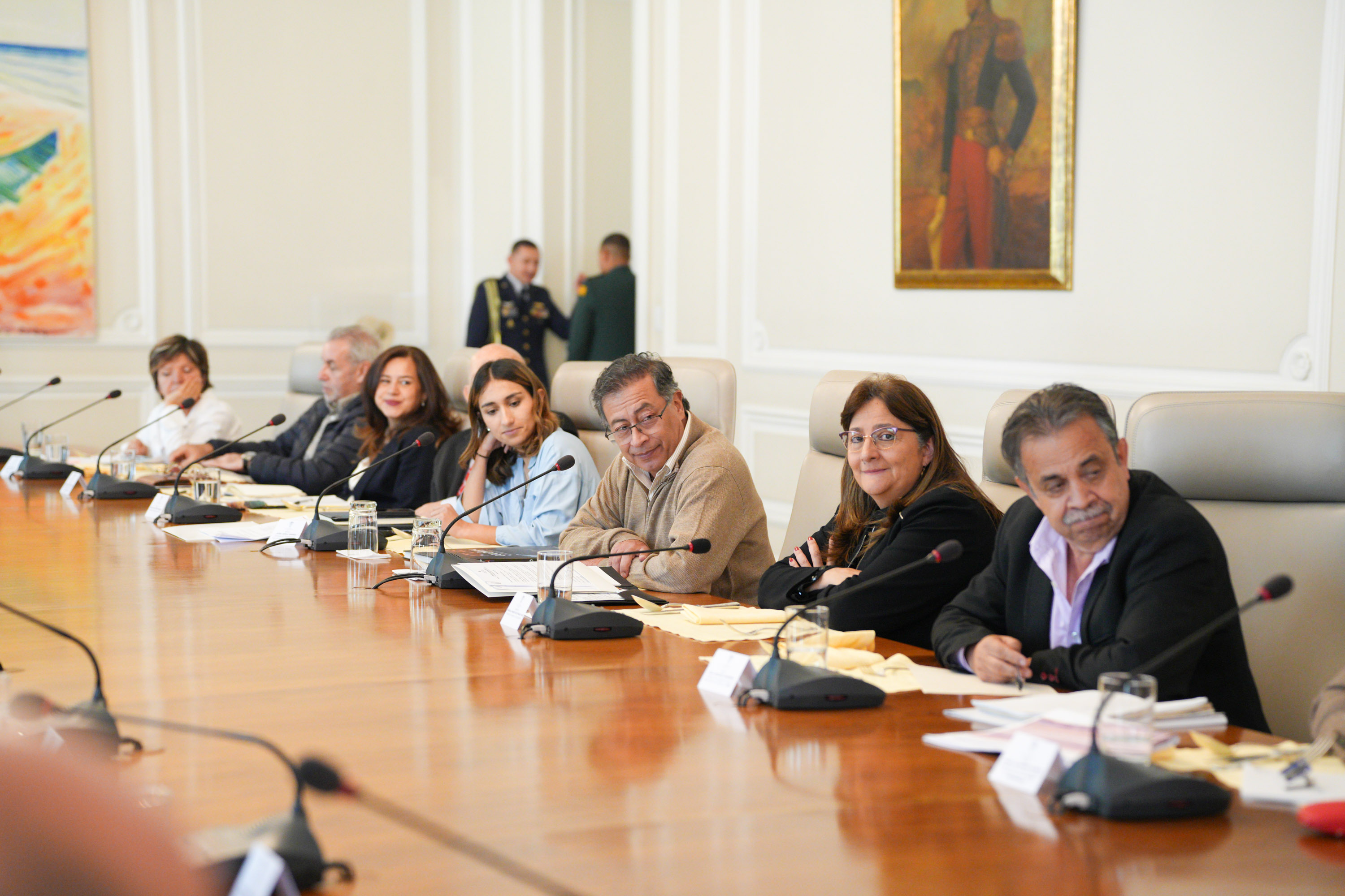 Presidente se reúne con su gabinete para examinar reforma rural.