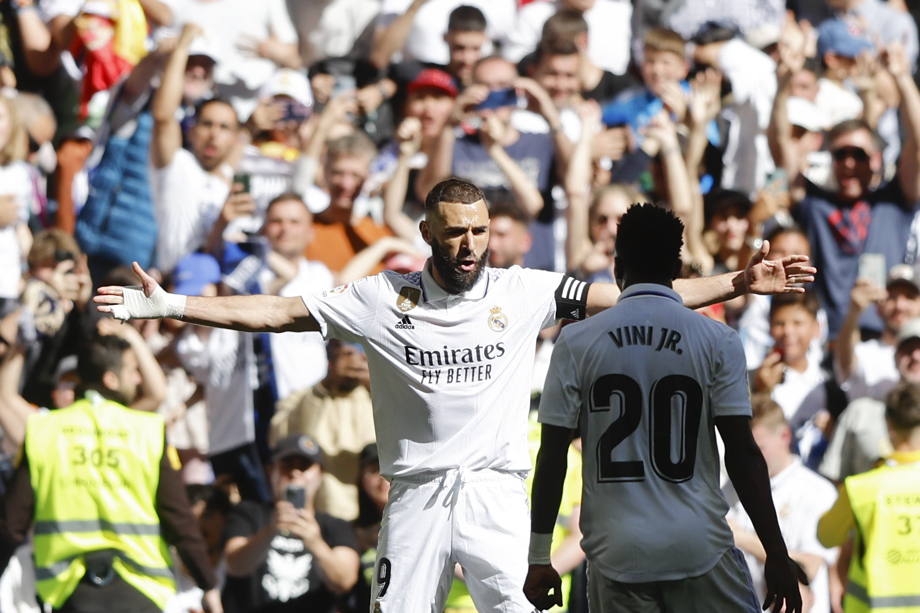 MADRID, 02/04/2023.- El centrocampista brasileño del Real Madrid, Karim Benzema celebra con su compañero, Vinicius Rr, uno de sus goles ante el Valladolid, durante el partido de Liga que el Real Madrid y el Valladolid disputan este domingo en el estadio Santiago Bernabéu de Madrid. EFE/ Rodrigo Jimenez