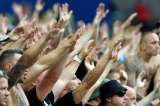 Celular ligado a huellas de hinchas, medida para evitar violencia en estadios de Holanda