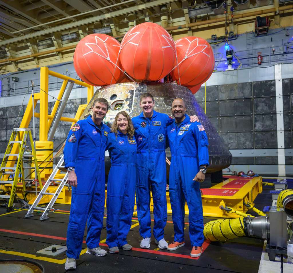 Los astronautas de la misión Artemis II posan para una foto de grupo tras contemplar su nave espacial Orión —a la que bautizaron como Integrity— en la cubierta de carga del USS John P. Murtha tras su amerizaje.