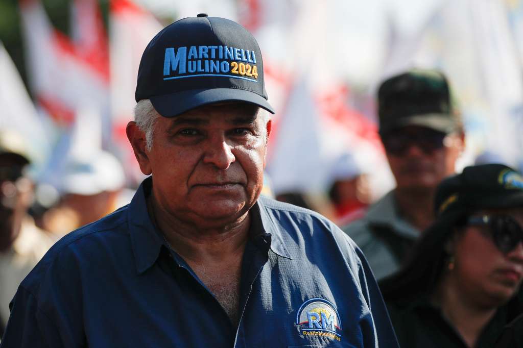 AME8106. CIUDAD DE PANAMÁ (PANAMÁ), 16/04/2024.- El candidato presidencial José Raúl Mulino del partido Realizando Metas (RM) participa en una caminata este martes, en la Ciudad de Panamá (Panamá). Mulino que lidera las encuestas en Panamá, asegura que si llega al poder cerrará la selva del Darién, la frontera natural con Colombia, para detener el paso de los cientos de migrantes irregulares que la cruzan a diario, y bromeó con que si Donald Trump vuelve a la presidencia en Estados Unidos, le pedirá que "eche una paladita de cemento" para hacer otro muro. EFE/Bienvenido Velasco