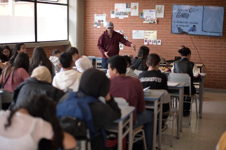 ¿Qué tiene que ver el salario mínimo con la matrícula de los colegios públicos?