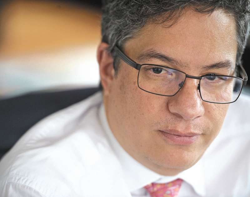 Por el aumento del IVA del 16 % al 19 % va a haber un período de transición para remarcar los precios, explica Santiago Rojas, director de la DIAN. / Cristian Garavito