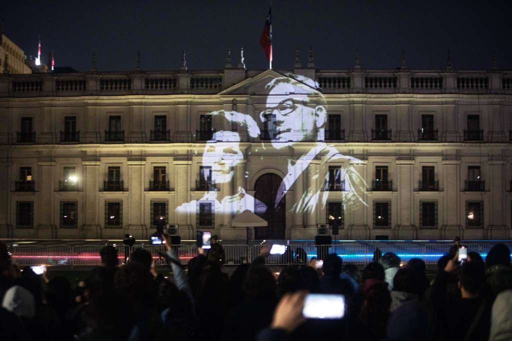 CH0. SANTIAGO (CHILE), 09/09/2023.- Fotografía del palacio de La Moneda iluminado con imágenes del expresidente Salvador Allende (1970-1973) y su esposa, Hortensia Bussi, durante una actividad en el marco de los 50 años del golpe de Estado, comandado por el dictador Augusto Pinochet, el 11 de septiembre de 1973 , hoy en Santiago (Chile). EFE/ Javier Araos