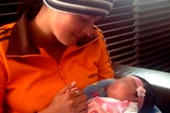 Katherine Gallego (de 14 años), madre de Alison Brigite de 21 días de nacida.