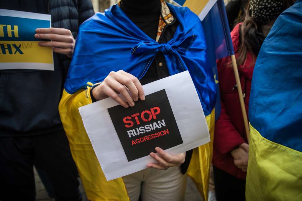 Paris (France), 22/02/2022.- A protester holds a poster reading 'Stop Russian Aggression' as French-Ukrainian community members and pro-European activists gather in front of the Russian embassy in Paris, France, 22 February 2022 amid escalation on the Ukraine-Russian border. (Protestas, Francia, Rusia, Ucrania) EFE/EPA/CHRISTOPHE PETIT TESSON
