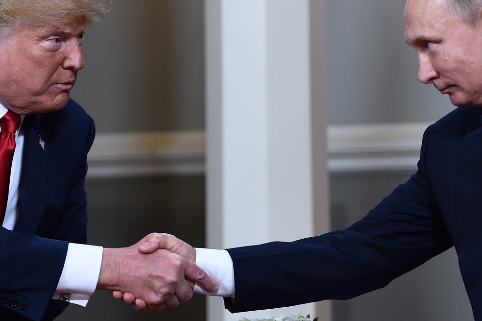 Donald Trump y Vladimir Putin, en su primera cumbre bilateral, en Helsinki. / AFP