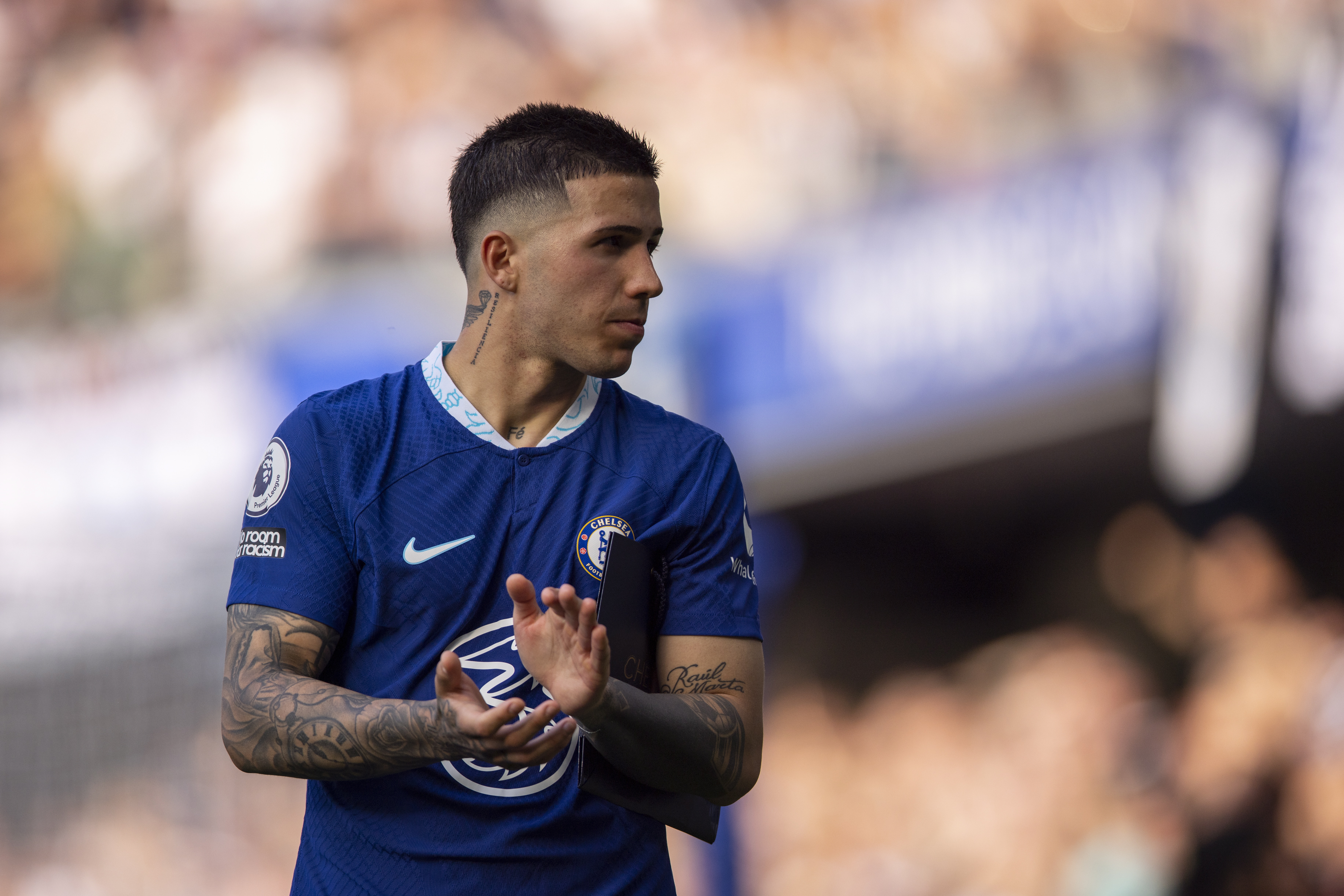 London (United Kingdom), 28/05/2023.- Enzo Fernandez of Chelsea greets fans after the English Premier League soccer match between Chelsea FC and Newcastle United, in London, Britain, 28 May 2023. (Reino Unido, Londres) EFE/EPA/TOLGA AKMEN EDITORIAL USE ONLY. No use with unauthorized audio, video, data, fixture lists, club/league logos or 'live' services. Online in-match use limited to 120 images, no video emulation. No use in betting, games or single club/league/player publications.