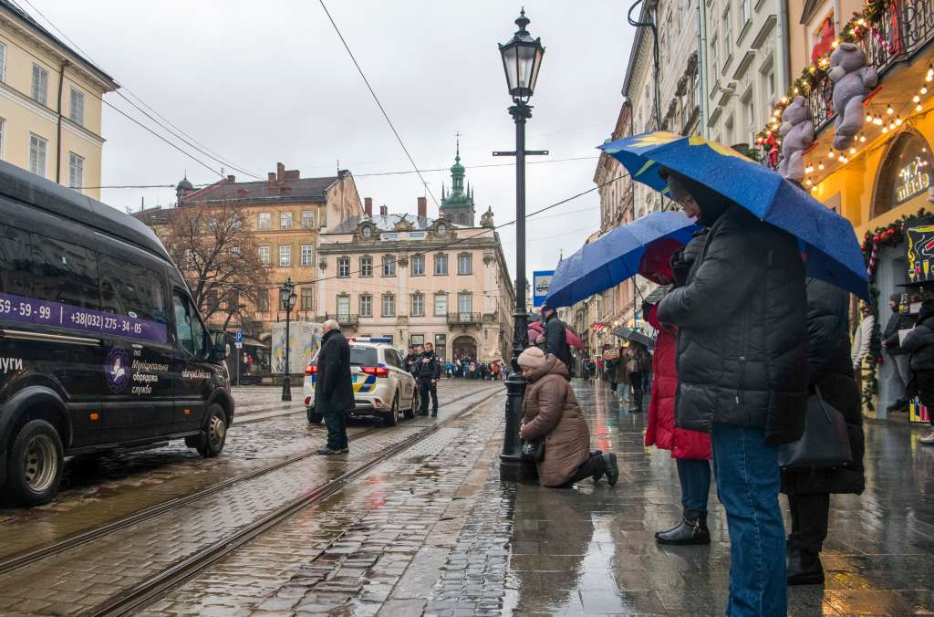 Lviv (Ukraine), 16/12/2024.- People pay respect to late Ukrainian servicemen Victor Kozyrskyi and Andrii Loza during their farewell ceremony at the Saints Peter and Paul Garrison Church in Lviv, Ukraine, 16 December 2024. Victor Kozyrskyi and Andrii Loza have been fighting in the 47th separate mechanized brigade 'Magura' of the Ground Forces of Ukraine, and the Skala Battalion, a Ukrainian military intelligence volunteer unit, since the start of the full-scale Russian invasion in 2022. Russian troops entered Ukrainian territory on 24 February 2022, starting a conflict that has provoked destruction and a humanitarian crisis. (Rusia, Ucrania, Leópolis) EFE/EPA/MAXYM MARUSENKO 71658