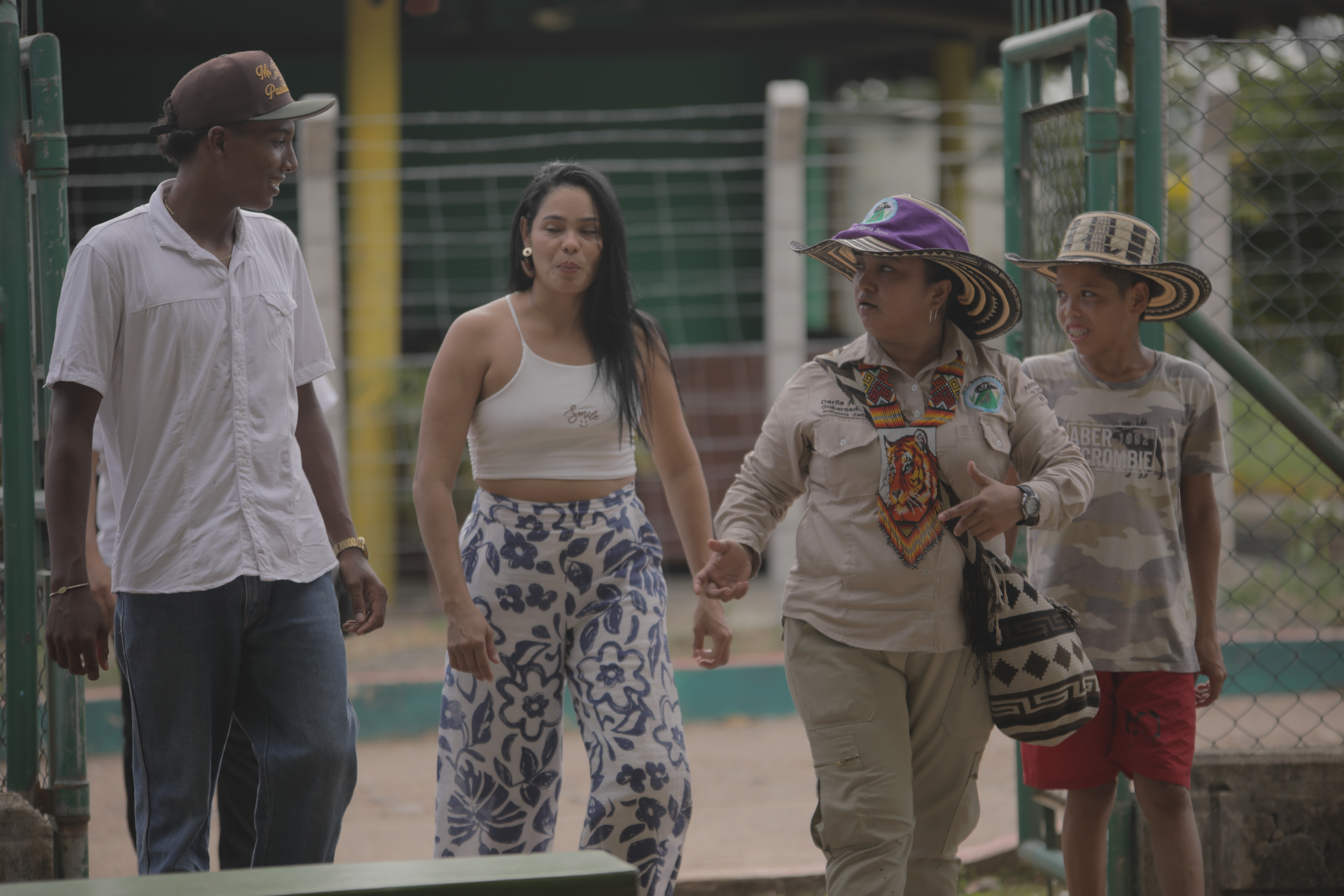 Autoridad y lideresa Darlys Rojas en compañía de personas del resguardo indígena zenú Centro América en Puerto Libertador.