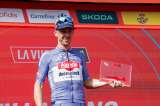 Groves aguanta la alta montaña y le gana a Van Aert
