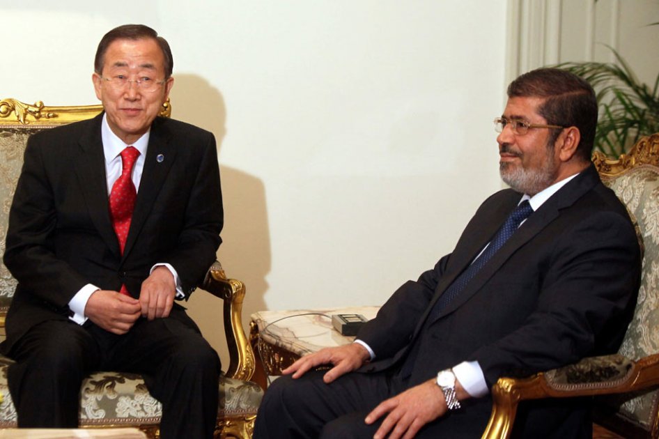 El presidente egipcio, Mohamed Mursi (d), conversa con el secretario general de la ONU, Ban Ki-moon. Foto: EFE