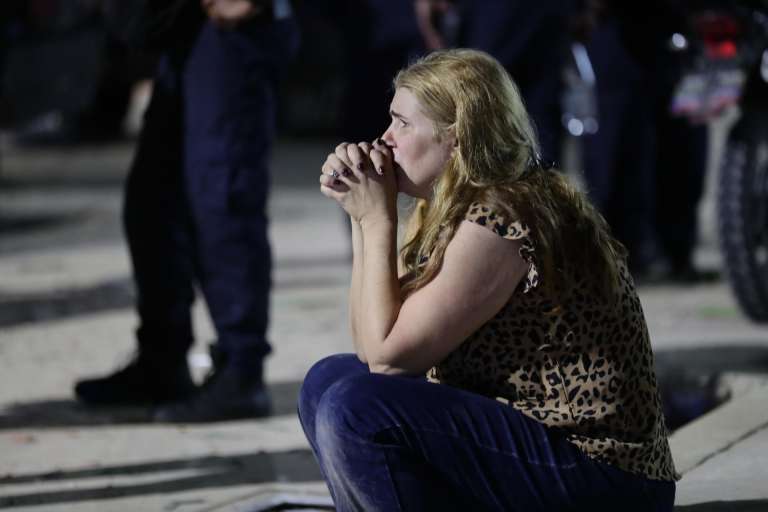 AME4121. CARACAS (VENEZUELA), 24/06/2026.- Una mujer se lamenta este miércoles, luego de dos fuertes terremotos que sacudieron el Caribe venezolano, en Caracas (Venezuela). El evento principal fue un sismo de magnitud 7,5, informó el sistema oficial de alerta de tsunamis de Estados Unidos. EFE/ Ronald Peña R