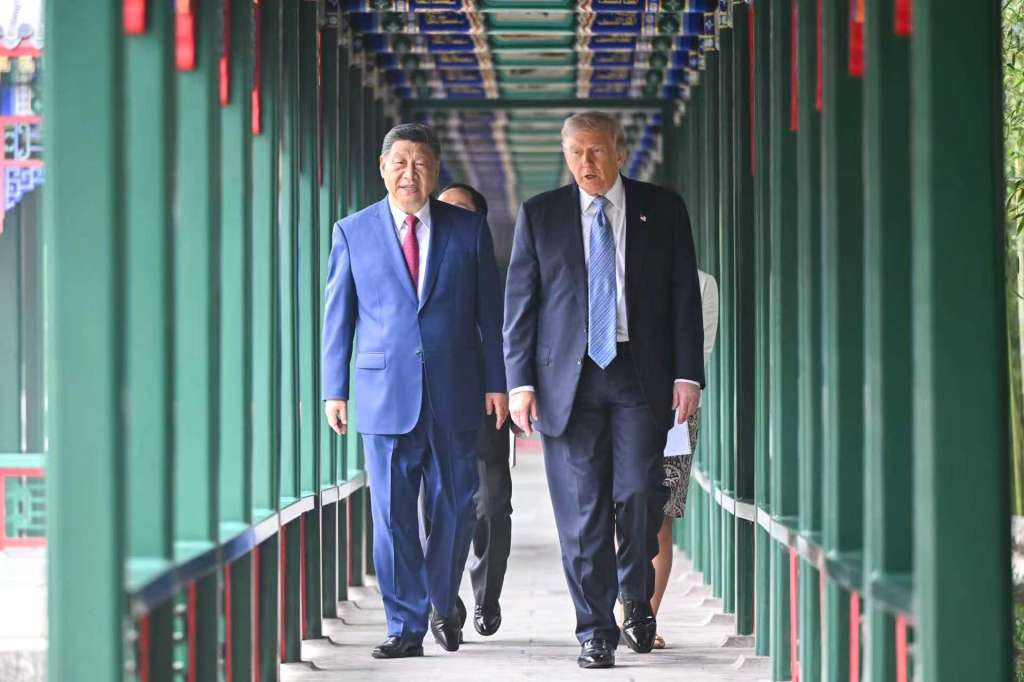 PEKÍN, 15/05/2026.- El presidente de los Estados Unidos, Donald J. Trump (d), junto al presidente chino, Xi Jinping, en Zhongnanhai, Pekín. China y Estados Unidos cerraron este viernes la visita de Donald Trump a Pekín con una fórmula política de estabilidad para los próximos años, promesas de cooperación comercial y varios interrogantes aún sin despejar sobre los compromisos concretos alcanzados. EFE/ Portavoz del Ministerio de Exteriores de China vía X SOLO USO EDITORIAL/SOLO DISPONIBLE PARA ILUSTRAR LA NOTICIA QUE ACOMPAÑA (CRÉDITO OBLIGATORIO)