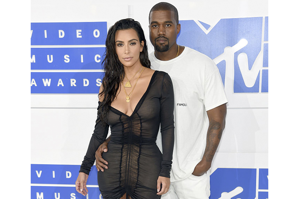 Entre Pete Davidson y Kanye West hubo reclamos, consejos y peticiones, todo por mensajes de texto.