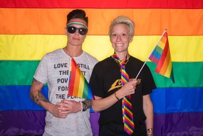 La californiana Megan Rapinoe (a la derecha) se declara crítica de las ideas de Donald Trump, por eso hoy no canta en público el himno de su país.