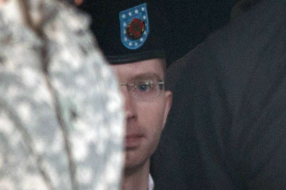 El soldado Bradley Manning, al ser trasladado al tribunal. / AFP