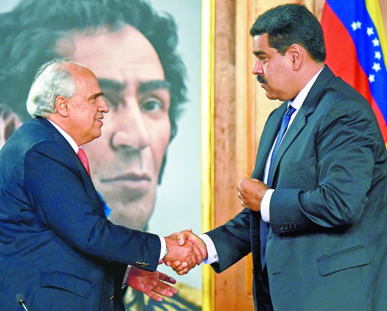 En abril de este año, el secretario general de Unasur, Ernesto Samper, visitó en Caracas al presidente Nicolás Maduro. / AFP