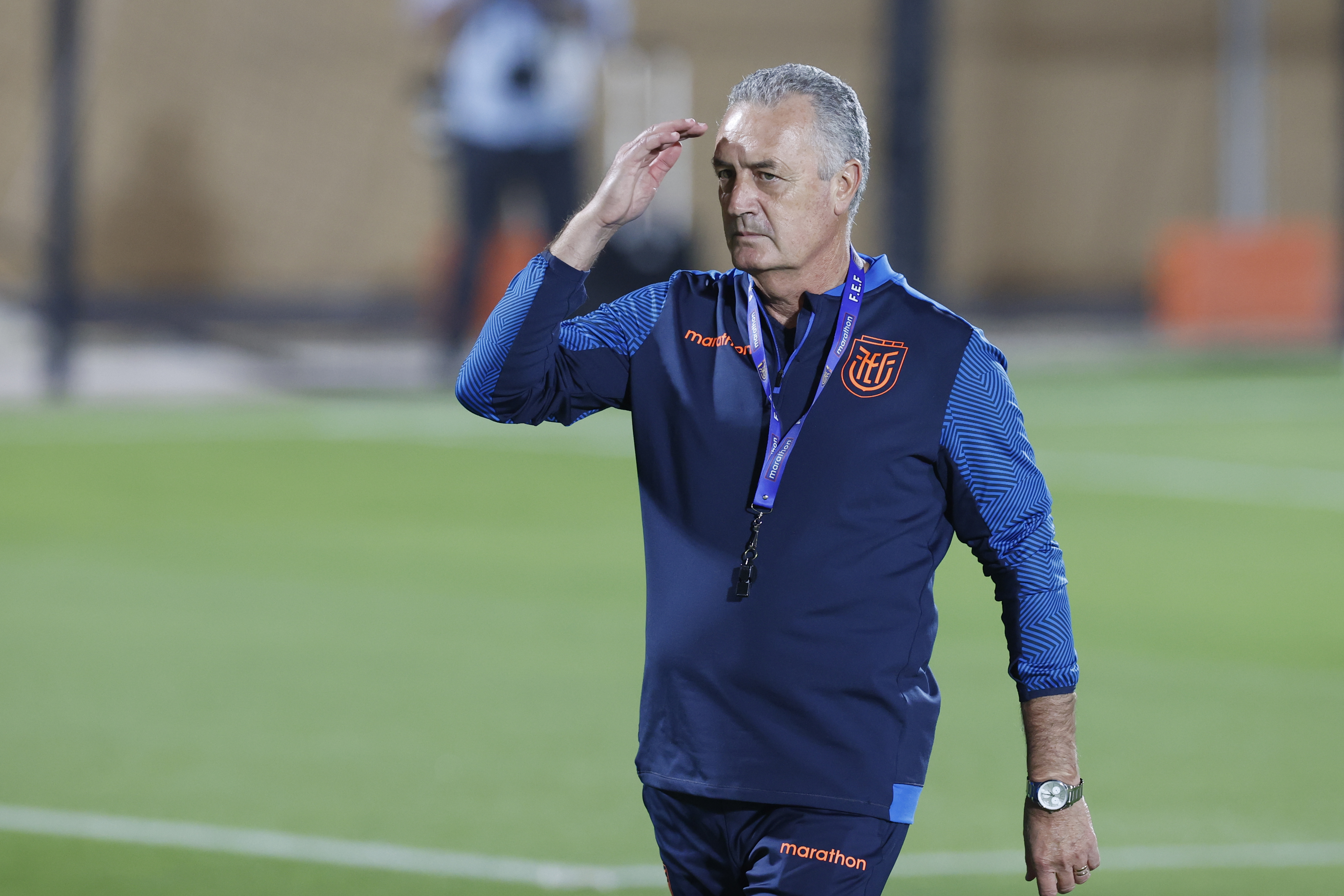 DOHA (CATAR), 19/11/2022.- El entrenador de la selección de Ecuador, Gustavo Alfaro, dirige un entrenamiento de la selección nacional este sábado en las instalaciones del club Mesaimeer, en Catar, para preparar su participación en el Mundial FIFA Qatar 2022. EFE/ Esteban Biba