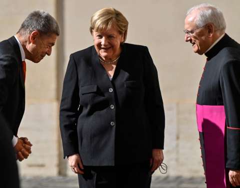 Merkel al papa Francisco: “Los creyentes deben poder confiar en su Iglesia”