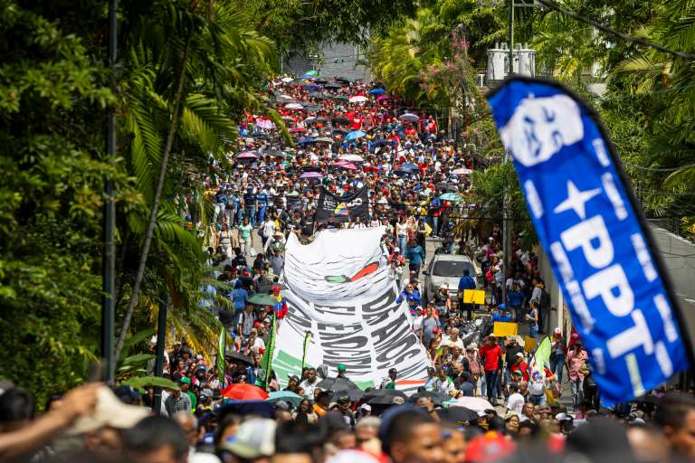 AME5646. CARACAS (VENEZUELA), 07/10/2025.- Personas participan en una manifestación en apoyo a Palestina este martes, en Caracas (Venezuela). EFE/ Miguel Gutiérrez