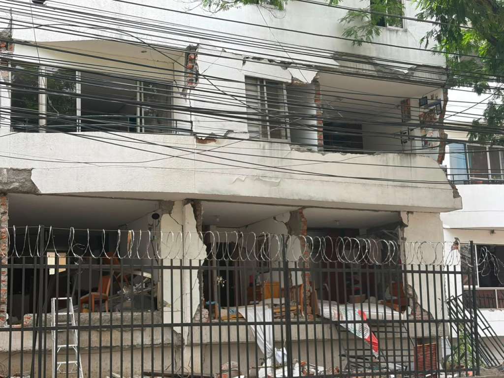 Las habitaciones y objetos personales de los habitantes quedaron expuestos tras los daños estructurales que sufrió el edificio. Por el riesgo de colapso, las familias no pueden ingresar a recuperar sus pertenencias.