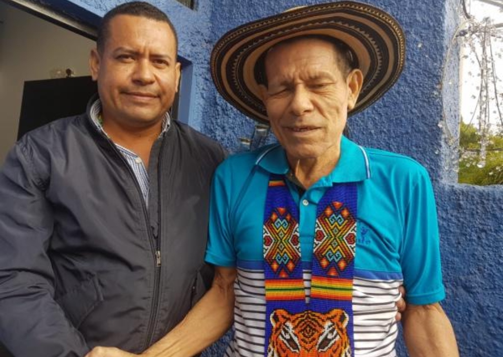 Máximo Jiménez, cantautor y acordeonero, junto a su hijo (izq.). / Natalia Herrera