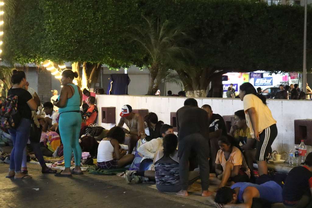 MEX6501. TAPACHULA (MÉXICO), 16/02/2023.- Migrantes ecuatorianos esperan para solucionar su situación y poder avanzar, hoy en la ciudad de Tapachula en el estado de Chiapas (México). Cientos de ciudadanos de Ecuador, al igual que de otros países, están varados en Tapachula, en el límite de México con Guatemala, porque las autoridades mexicanas les dan documentos que solo sirven para permanecer el estado de Chiapas, pero les impide avanzar hacia el norte. EFE/Juan Manuel Blanco