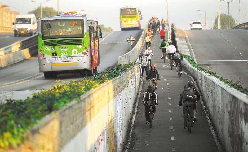 Las bicicletas y patinetas compartidas buscan complementar la labor del transporte público. / Cristian Garavito - El Espectador
