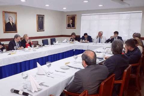 Conservadores descartan “golpe de Estado” contra Hernán Andrade