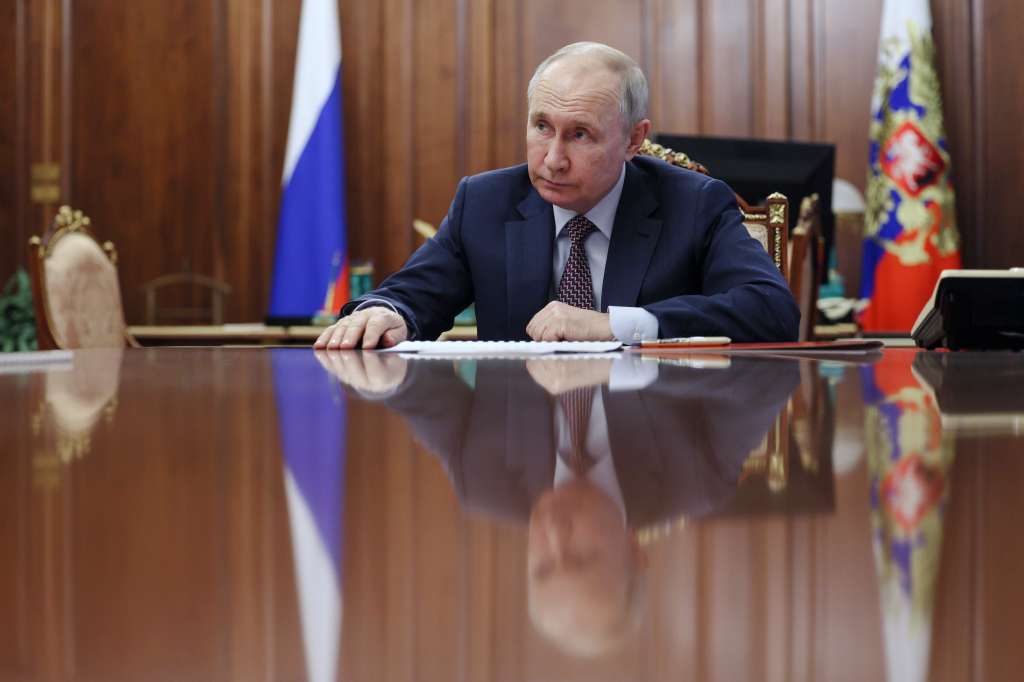 Moscow (Russian Federation), 29/06/2023.- Russian President Vladimir Putin listens to Russian Federal Space Agency (Roscosmos) Director General Yuri Borisov during their meeting at the Kremlin in Moscow, Russia, 30 June 2023. The constellation of Russian satellites in orbit now has 225 spacecraft and the new generation Glonass-K2 satellite is scheduled to be launched in August 2023. The International Space Station (ISS) in its current form will cease to exist after 2030, the head of Roscosmos Yuri Borisov said. (Rusia, Moscú) EFE/EPA/GAVRIIL GRIGOROV/ SPUTNIK/ KREMLIN / POOL MANDATORY CREDIT