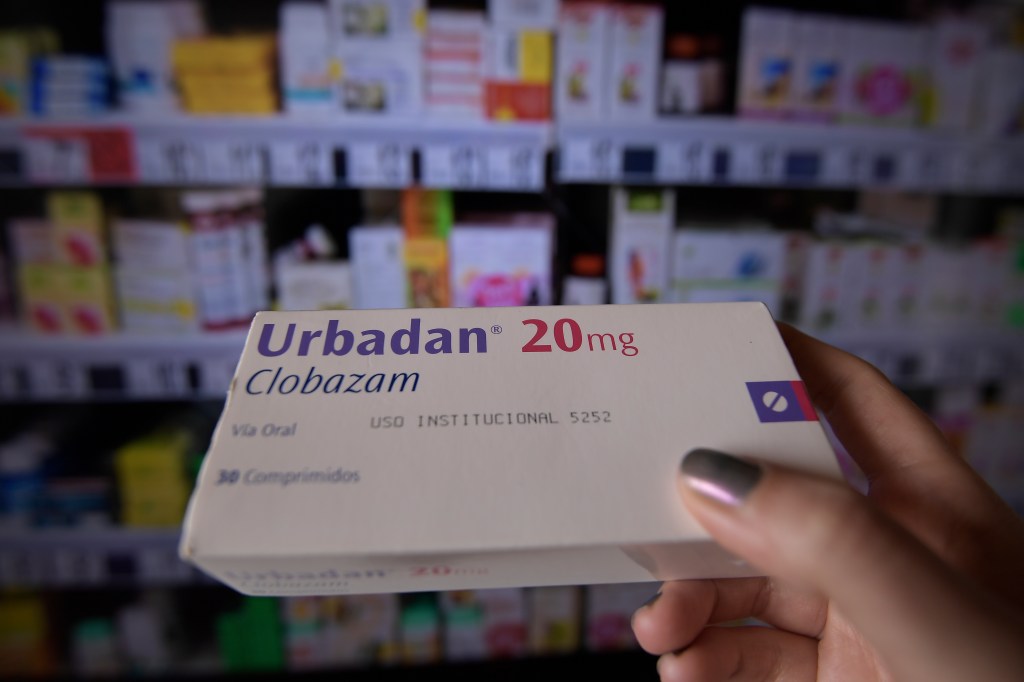 Escazes de medicamentos como: Clobazam, Clonazepam.