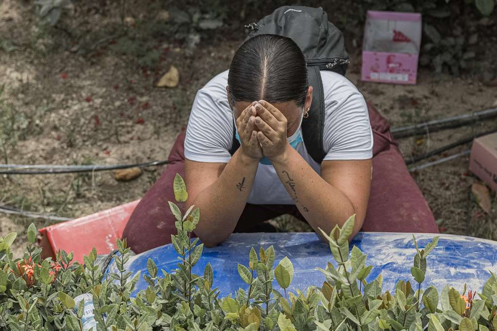 AME5379. LA GUAIRA (VENEZUELA), 28/06/2026.- Una mujer reza en una zona afectada por los terremotos, este domingo, en La Guaira (Venezuela). EFE/ Henry Chirinos