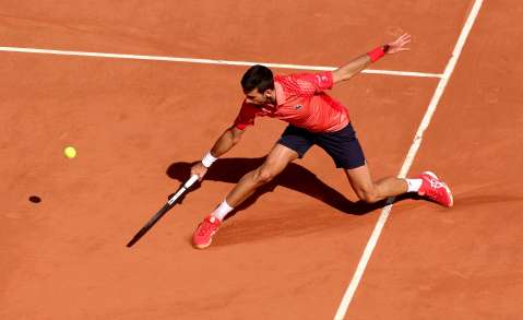 Roland Garros: Djokovic se lleva un susto, Alcaraz y Sabalenka intratables