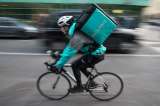 Justicia pide a Deliveroo pagar la seguridad social de sus repartidores