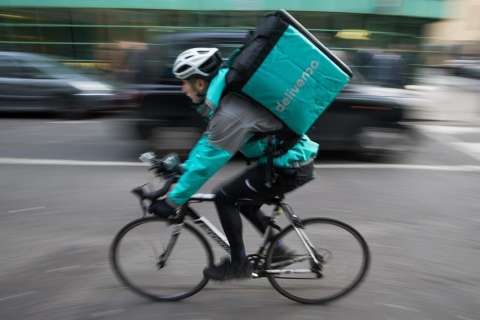Justicia pide a Deliveroo pagar la seguridad social de sus repartidores
