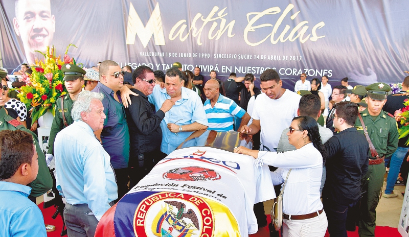 Seguidores del cantante colombiano Martín Elías se lamentan frente al féretro del artista durante su velorio hoy, sábado 15 de abril de 2017, en Valledupar (Colombia).