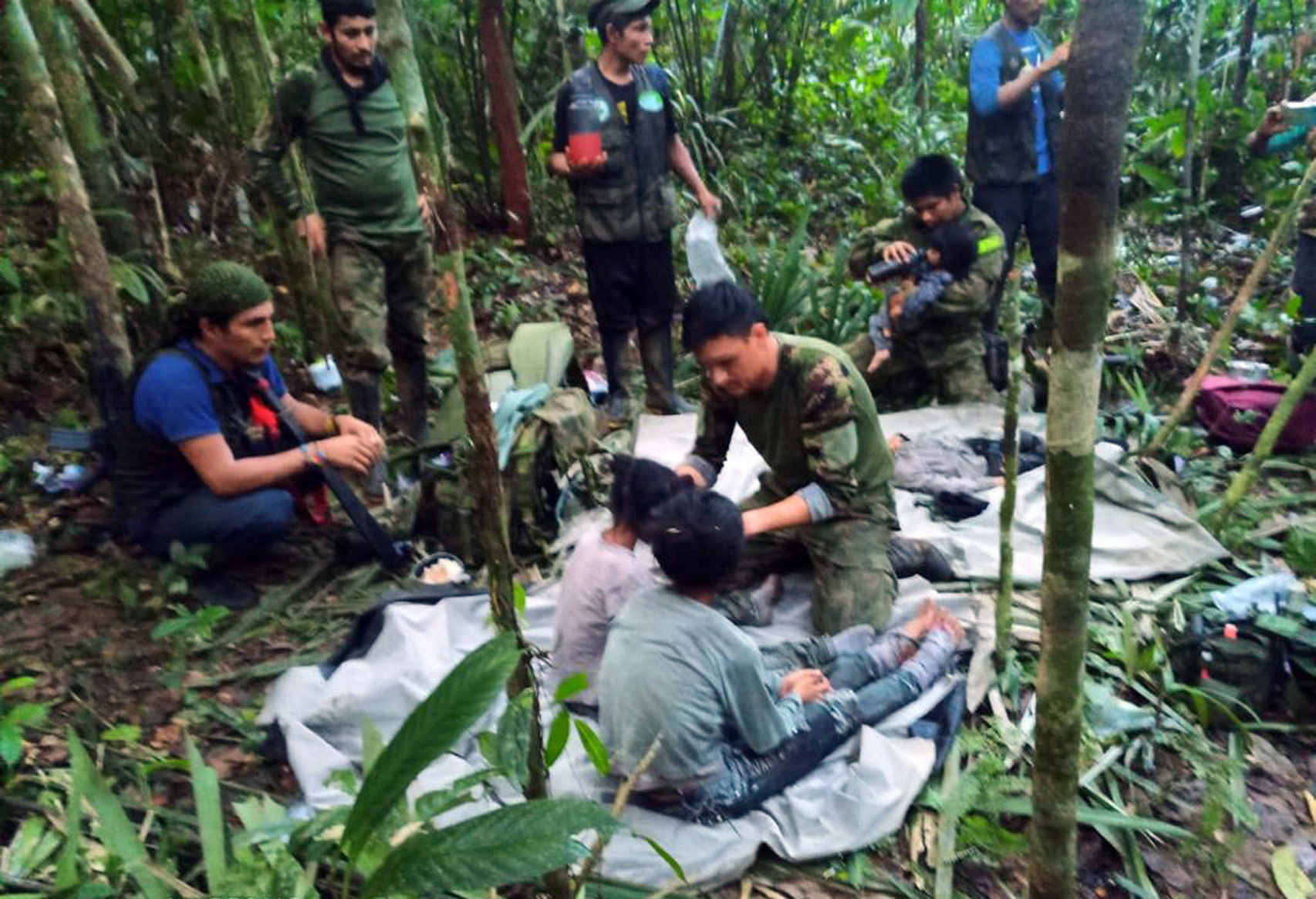 AME5667. GUAVIARE (COLOMBIA), 09/06/2023.- Fotografía cedida hoy por las Fuerzas Militares de Colombia que muestra a soldados e indígenas mientras atienden a los niños rescatados tras 40 días en la selva, en Guaviare (Colombia). Los cuatro niños que estaban perdidos desde el pasado 1 de mayo en las selvas del sur de Colombia tras el accidente del avión en el que viajaban junto a tres adultos fueron hallados con vida este viernes por militares que participaron en su búsqueda, informaron fuentes oficiales. EFE/ Fuerzas Militares de Colombia /SOLO USO EDITORIAL /SOLO DISPONIBLE PARA ILUSTRAR LA NOTICIA QUE ACOMPAÑA (CRÉDITO OBLIGATORIO) /MÁXIMA CALIDAD DISPONIBLE