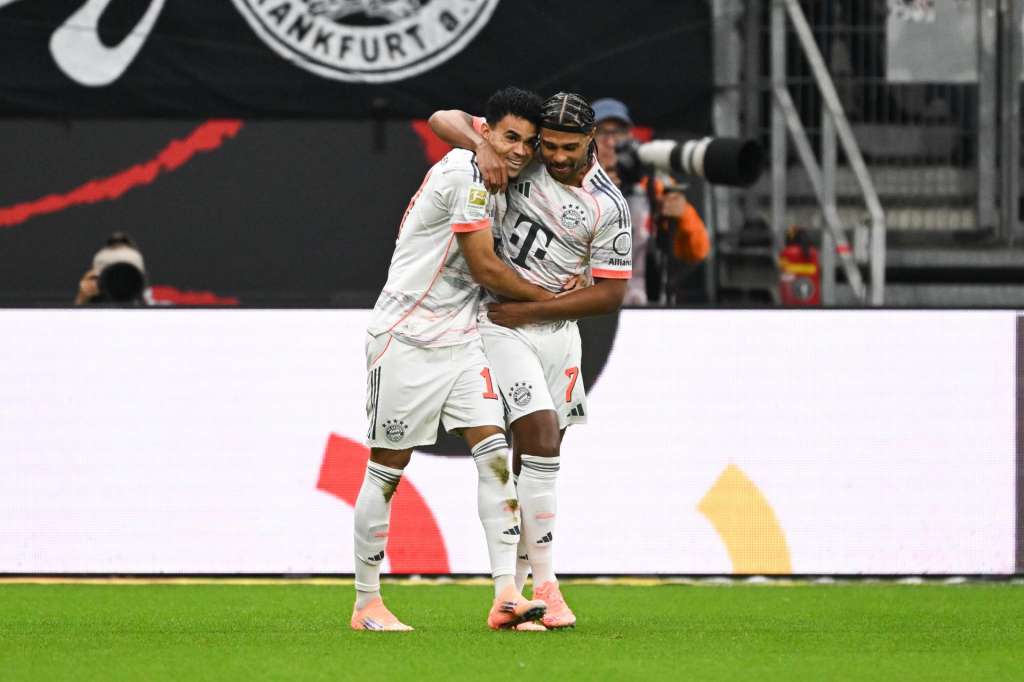 FRANKFURT (Germany), 04/10/2025.- Luis Diaz of Munich (L) celebrates with teammate Serge Gnabry of Munich after scoring the 0-1 goal during the German Bundesliga soccer match between Eintracht Frankfurt and Bayern Munich in Frankfurt, Germany, 04 October 2025. (Alemania) EFE/EPA/FLORIAN WIEGAND CONDITIONS - ATTENTION: The DFL regulations prohibit any use of photographs as image sequences and/or quasi-video.